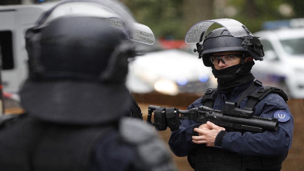 الشرطة الفرنسية قرب مقر مجلة شارلي إيبدو القديم. (أ ف ب)