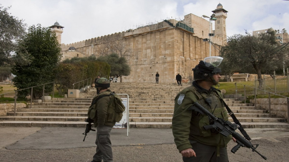 الاحتلال الإسرائيلي يغلق الحرم الإبراهيمي في مدينة الخليل في الضفة الغربية المحتلة. (وفا)