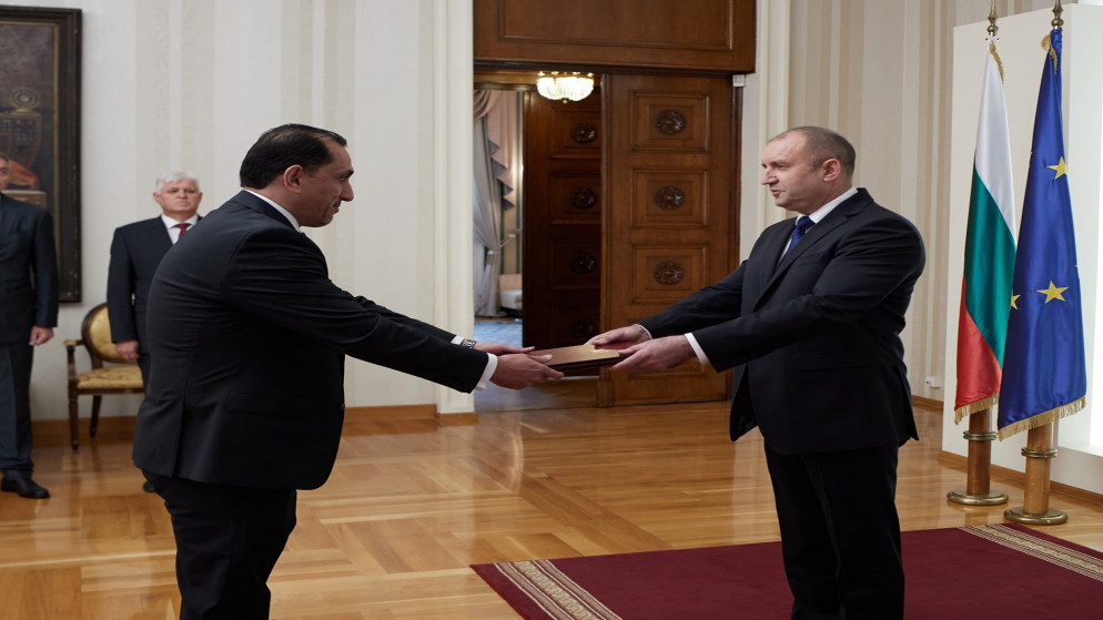 تقديم السفير الأردني لدى بلغاريا، سفيان القضاة، أوراق اعتماده إلى رئيس جمهورية بلغاريا. (سفيان القضاة على تويتر)
