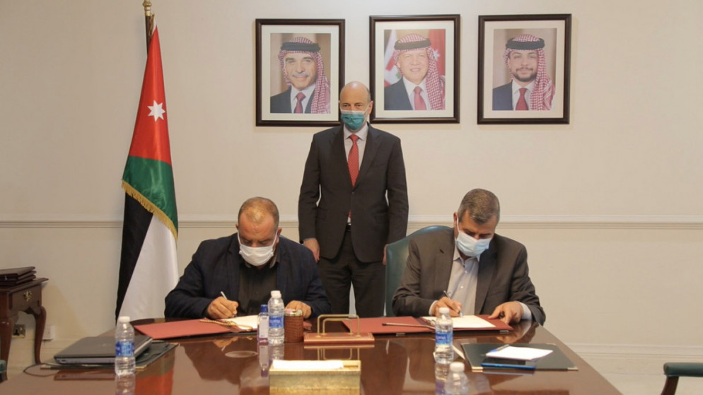 رئيس الوزراء عمر الرزاز خلال رعايته توقيع أربع اتفاقيات بين وزارة الزراعة واتحاد مزارعي وادي الأردن وشركات وجمعيات تعاونية زراعية.(بترا)
