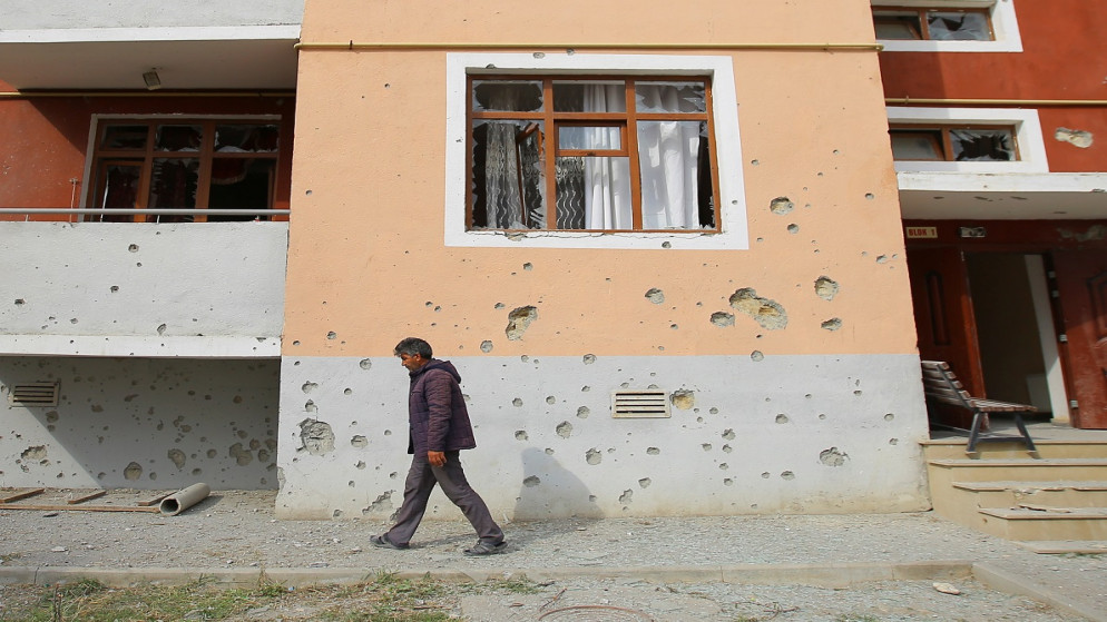 مبنى سكني يُزعم أنه تضرر من جراء القصف الأخير خلال القتال على منطقة ناغورني كارباخ الانفصالية ، في أذربيجان. 29 أيلول/سبتمبر  2020. (رويترز)