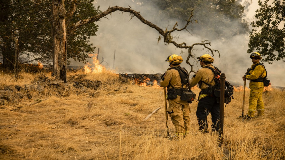رجال إطفاء يراقبون حافة حريق، كاليفورنيا، 29 سبتمبر 2020. (أ ف ب)