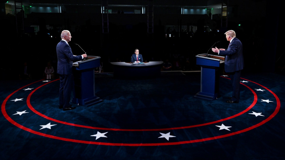 المرشح الديمقراطي للرئاسة جو بايدن (يسار) والرئيس الأميركي دونالد ترامب خلال المناظرة الرئاسية الأولى في كليفلاند بولاية أوهايو. 29/09/2020. (رويترز)