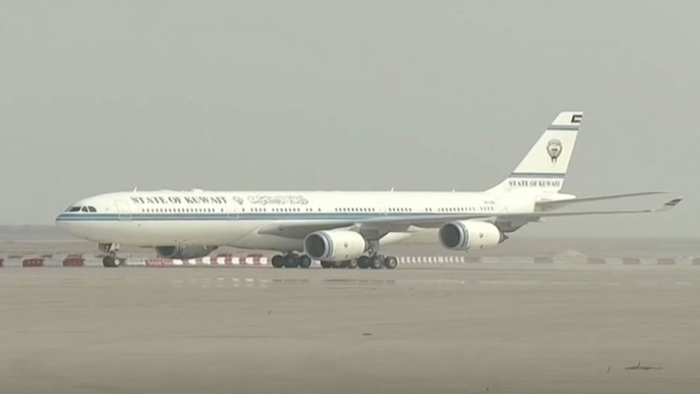 طائرة تحمل جثمان أمير الكويت الراحل الشيخ صباح الأحمد الصباح تصل إلى مدينة الكويت. 30/09/2020. (التلفزيون الكويتي)