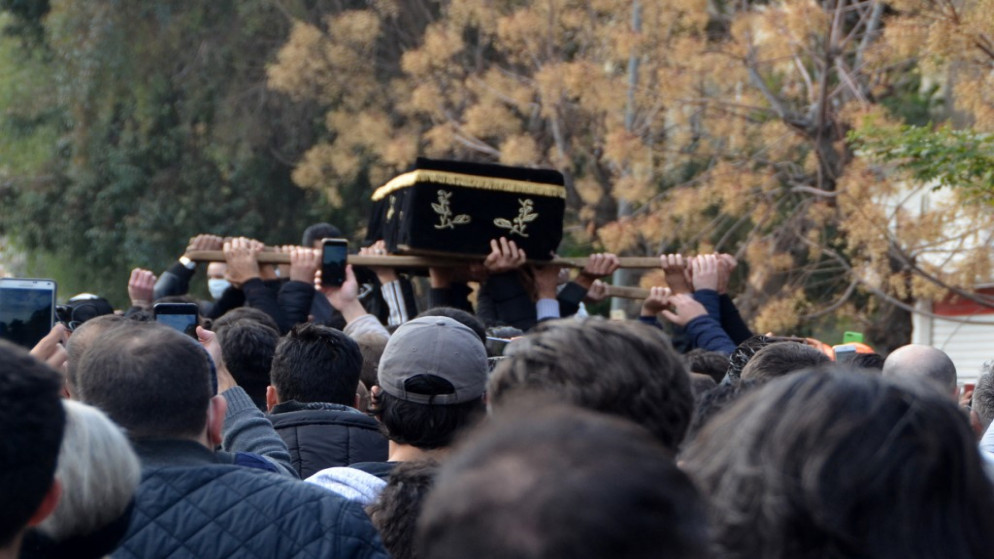 مشيعون يحملون نعش المخرج السوري حاتم علي خلال جنازته في العاصمة السورية دمشق. (ماهر المؤنس/ أ ف ب)
