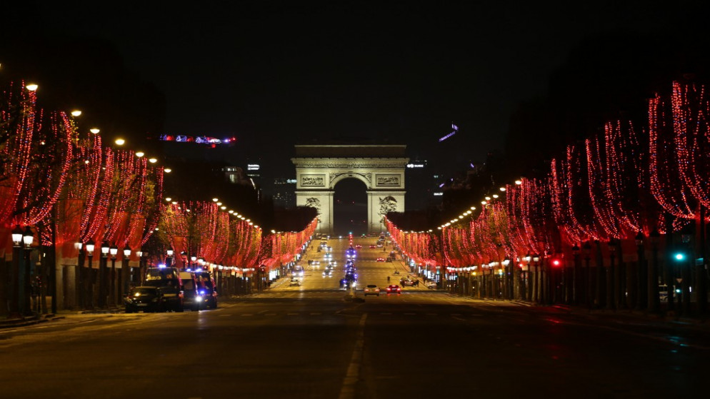 شارع الشانزليزيه في العاصمة باريس في ليلة رأس السنة خلال تنفيذ حظر تجول في فرنسا لتجنب ارتفاع الإصابات بالفيروس. (أ ف ب)