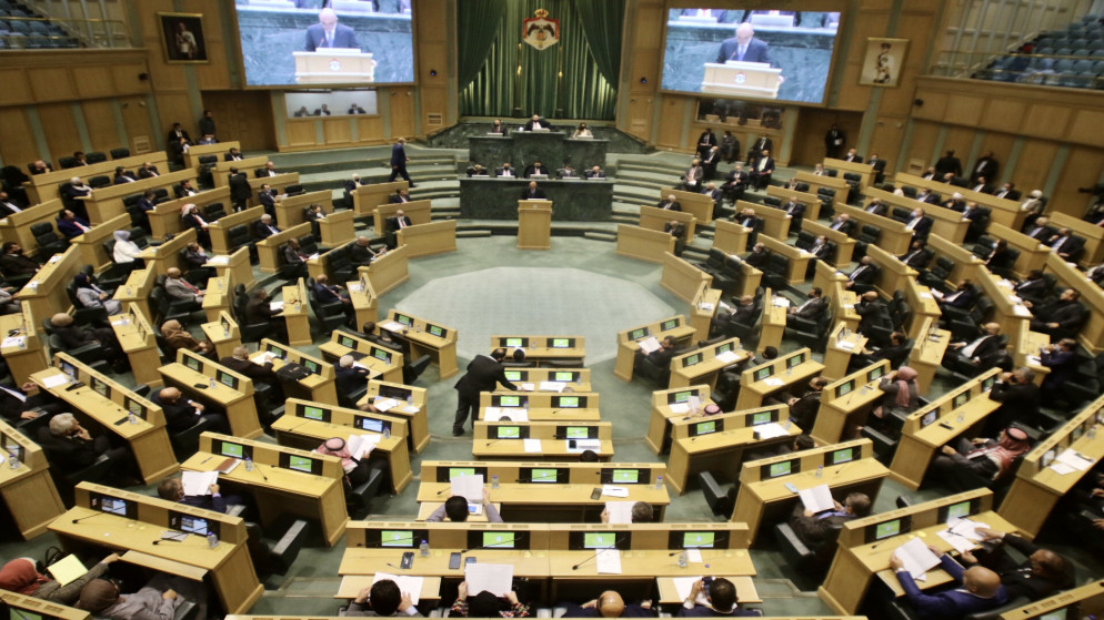 رئيس الوزراء بشر الخصاونة (وسط) خلال إلقائه البيان الوزاري في مجلس النواب. (صلاح ملكاوي / المملكة)