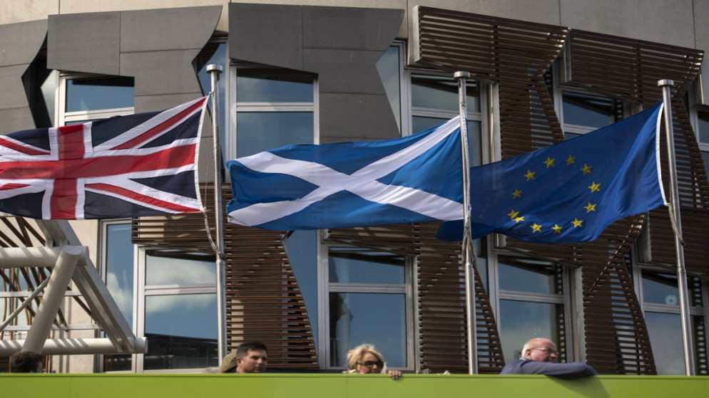 أعلام الاتحاد الأوروبي وبريطانيا أمام مبنى البرلمان الإسكتلندي في إدنبرة ، إسكتلندا في 27 يونيو ، 2016. (أ ف ب)