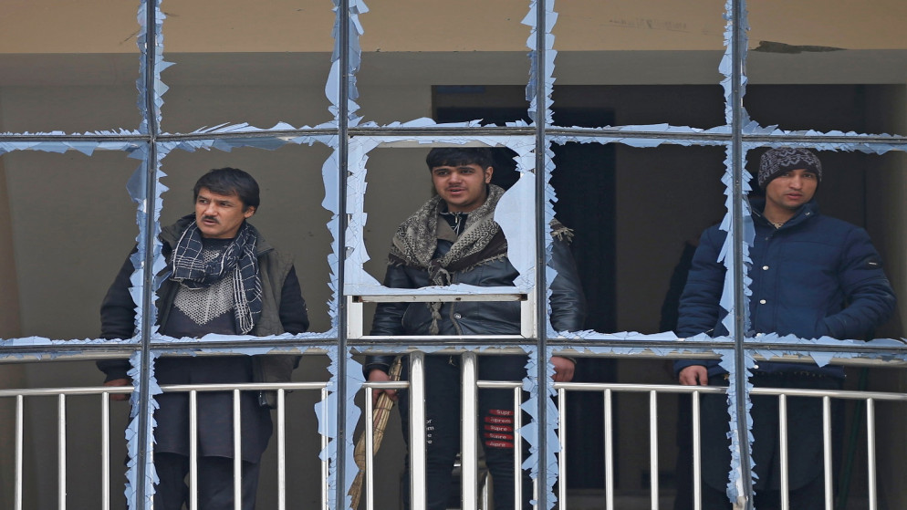 رجال أفغان ينظرون من نافذة مدمرة لموقع انفجار بكابول في أفغانستان . 20 ديسمبر كانون الأول 2020. (رويترز)