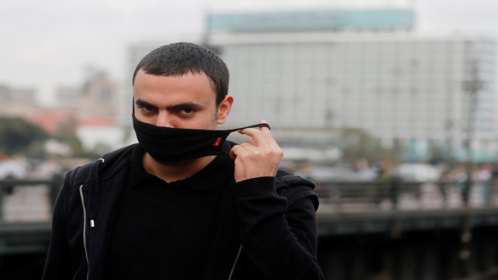 شخص يرتدي الكمامة قرب ميدان التحرير في القاهرة. (رويترز)