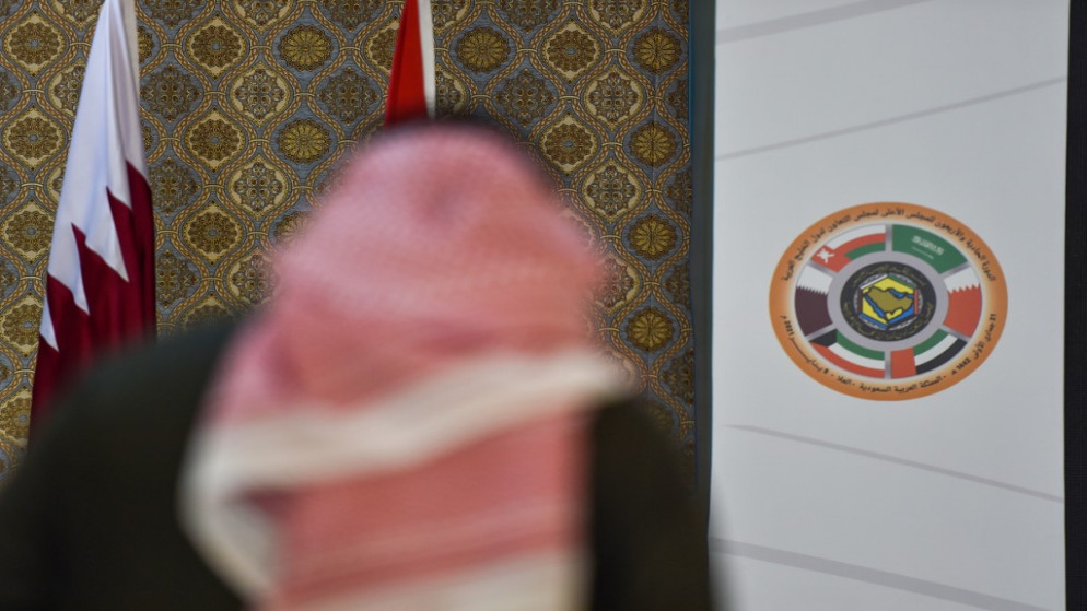شعار مجلس التعاون الخليجي والعلم القطري في المركز الإعلامي قبيل انعقاد القمة الخليجية 41 في مدينة العلا شمال غرب السعودية، 5 كانون الثاني/يناير 2021. (أ ف ب)