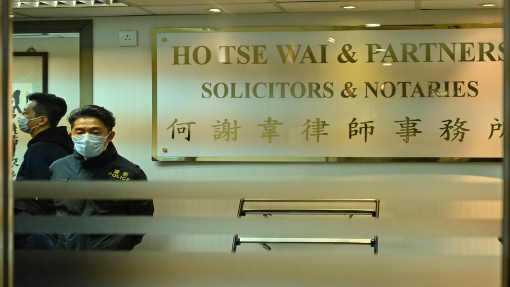 الشرطة داخل مكتب النائب والمحامي السابق المؤيد للديمقراطية ألبرت هو بعد اعتقال ما يصل إلى 50 شخصية معارضة في هونغ كونغ في هونغ كونغ . 6 يناير 2021. (رويترز)