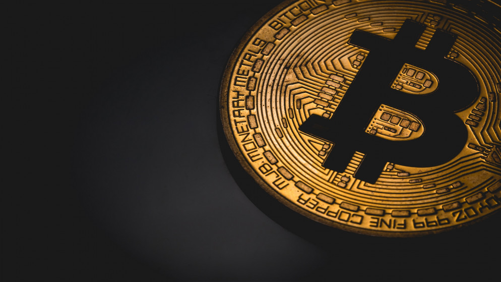 شهدت عملة بتكوين ارتفاعاً صاروخياً منذ آذار/مارس عندما كانت سعرها يصل إلى 5 آلاف دولار. صورة تعبيرية. (shutterstock)