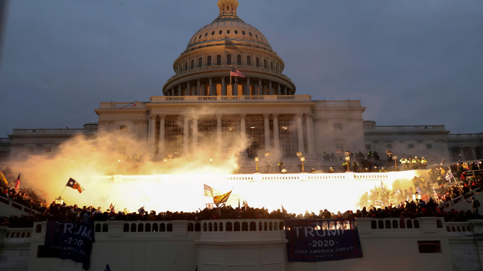 انفجار ناجم عن ذخيرة للشرطة أثناء تجمع مؤيدي الرئيس الأميركي دونالد ترامب أمام مبنى الكابيتول الأميركي في العاصمة واشنطن، 6 كانون الثاني/يناير 2021. (رويترز)