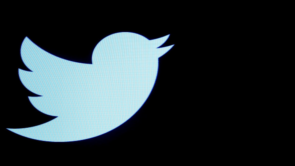 عرض شعار "تويتر" على شاشة بأرضية بورصة نيويورك، في مدينة نيويورك بالولايات المتحدة، 28 سبتمبر 2016. (أ ف ب)