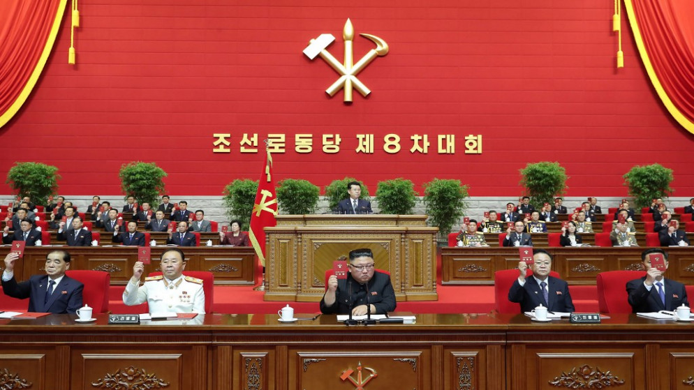 الزعيم الكوري الشمالي كيم جونغ أون (وسط)، يتحدث خلال اليوم الأول من المؤتمر الثامن لحزب العمال، بيونغ يانغ، 5 كانون الثاني/ يناير 2021. (أ ف ب)