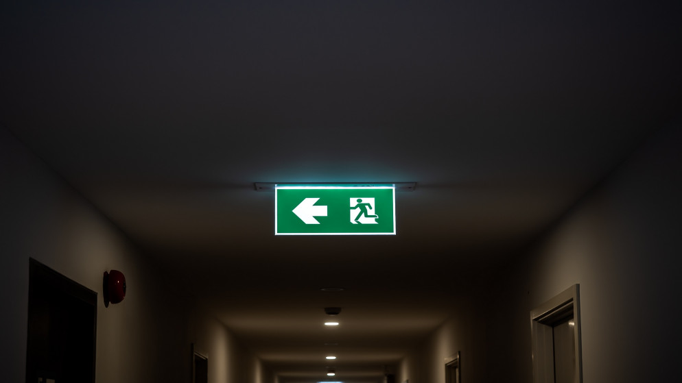 علامة تدل على مخرج الطوارئ داخل مستشفى. صورة تعبيرية. (shutterstock)