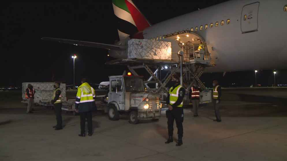 عملية إنزال شحنات لقاح سينوفارم في مدرج مطار الملكة علياء الدولي. (المملكة)