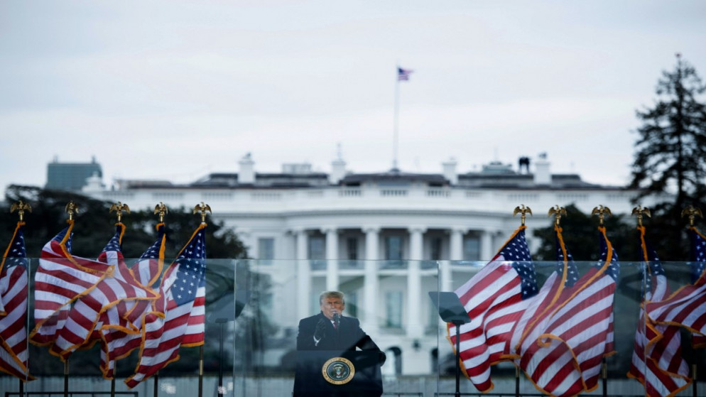 الرئيس الأميركي دونالد ترامب، بالقرب من البيت الأبيض في واشنطن العاصمة، 6 كانون الثاني/ يناير 2021. (أ ف ب)