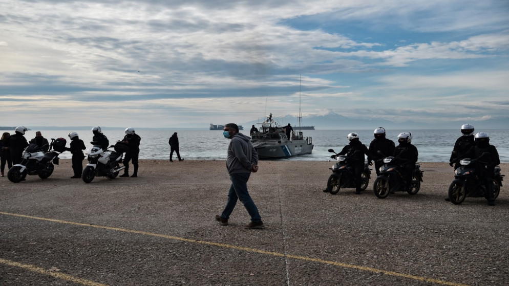 تنتشر قوات الشرطة وخفر السواحل على الواجهة البحرية في ثيسالونيكي لمنع الناس من أداء طقوس عيد الغطاس الجليل نعمة المياه، اليونان، 6 كانون الثاني/ يناير 2021. (أ ف ب)