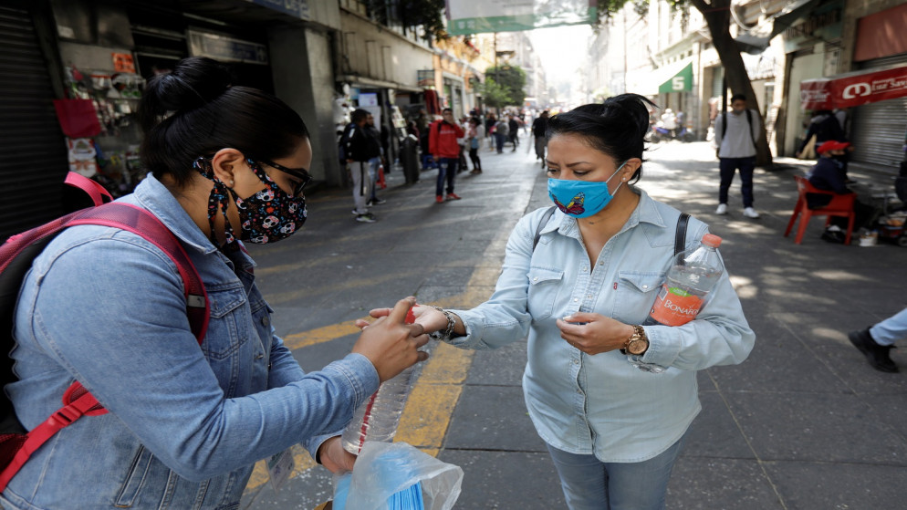 الناس يطهّرون أيديهم وسط تفشي مرض فيروس كورونا (COVID-19) في وسط مدينة مكسيكو ، المكسيك ، 19 ديسمبر / كانون الأول 2020. (رويترز / غوستافو غراف)