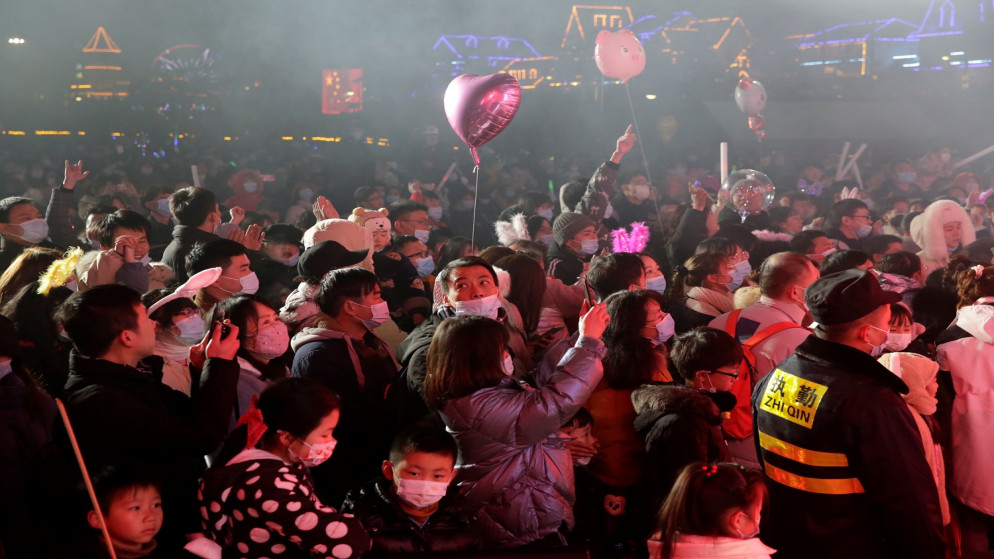 أشخاص  يرتدون أقنعة الوجه احتفالًا في يوم رأس السنة الجديدة ، وسط تفشي مرض فيروس كورونا (COVID-19) ، في حديقة في ووهان ، مقاطعة هوبي ، الصين ، 1 يناير 2021. (رويترز / تينغشو وانغ)