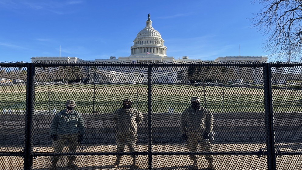 جنود حرس وطني أميركي يحرسون أراضي مبنى الكابيتول من خلف سياج أمني. واشنطن. 9 يناير 2021. (أ ف ب)