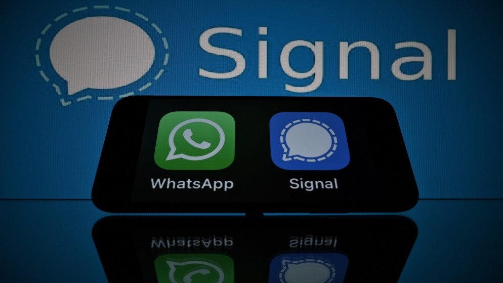 شعارات WhatsApp و Signal لخدمات المراسلة عبر الهاتف المحمول. 11 يناير 2021. فرنسا. (أ ف ب)