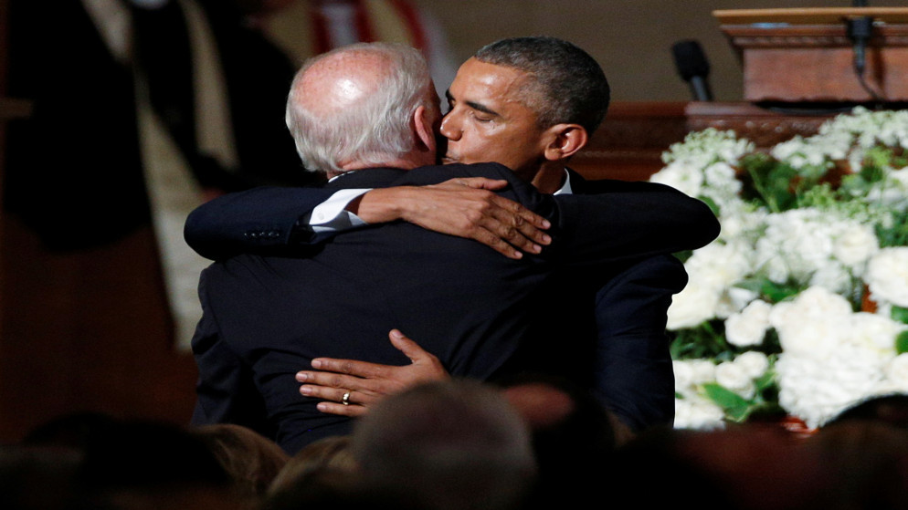 الرئيس الأميركي السابق باراك أوباما معانقا الرئيس الأميركي المنتخب جو بايدن، 6 حزيران/يونيو 2015. (أ ف ب)