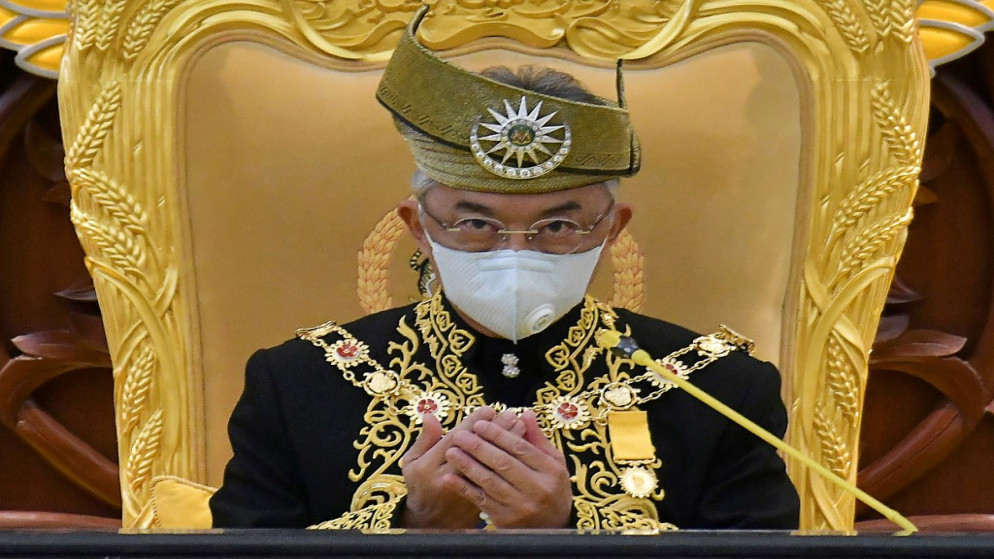 ملك ماليزيا سلطان عبد الله سلطان أحمد شاه يرتدي كمامة للوجه خلال حفل افتتاح الدورة البرلمانية الرابعة عشرة في كوالالامبور. (أ ف ب)