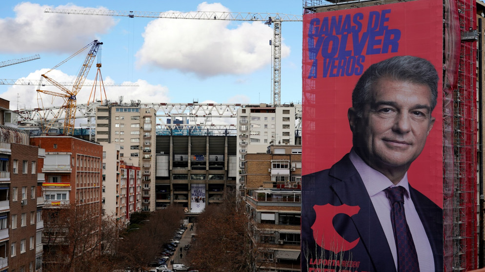 لافتة للرئيس السابق لنادي برشلونة جوان لابورتا والمترشح لانتخابات الرئاسة المقبلة. (رويترز)