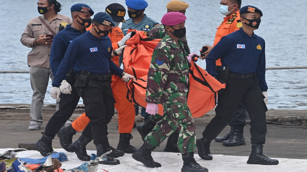رجال الأمن والإنقاذ يعثرون على أجزاء من حطام الطائرة الإندونيسية المنكوبة. (أ ف ب)