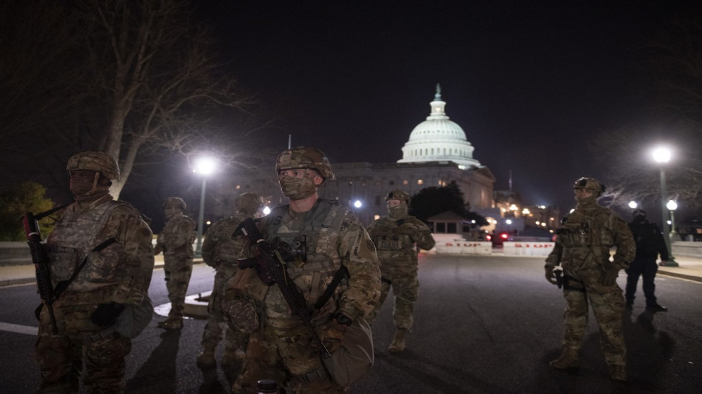 أعضاء من الحرس الوطني الأميركي ينتشرون حول مبنى الكابيتول في واشنطن العاصمة .12 يناير 2021.(أ ف ب)