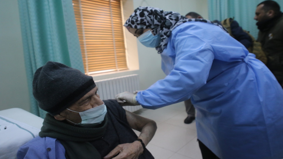 رجل مُسن خلال تلقيه اللقاح المضاد لفيروس كورونا المستجد في الأردن. (صلاح ملكاوي/ المملكة)