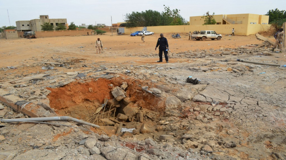 أرشيفية لجنود في مالي يقفون بقرب حفرة في الأرض ناجمة عن انفجار سيارة مفخخة أسفر عن مقتل ثلاثة أشخاص. 13 تشرين الثاني/ نوفمبر 2018. (أ ف ب)