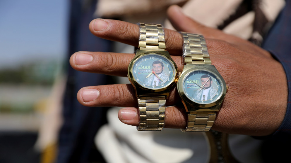 رجل يعرض ساعات مع صور زعيم جماعة الحوثي عبد الملك الحوثي في ساحة السبعين في صنعاء ، اليمن ، 11 كانون الثاني/ يناير 2021. (رويترز )