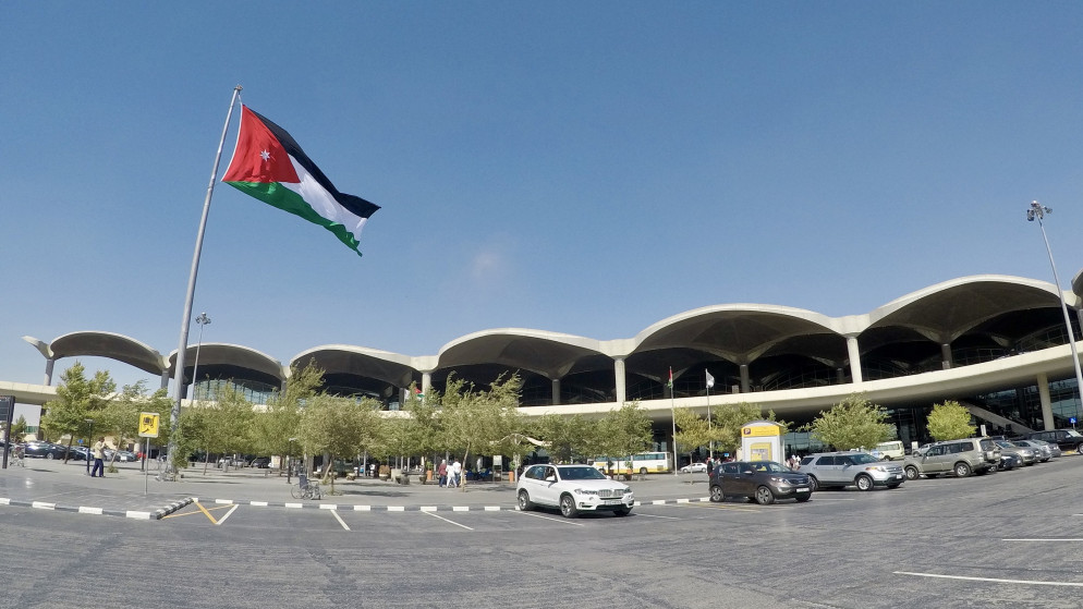 علم الأردن يرفرف في مطار الملكة علياء الدولي. (صلاح ملكاوي / المملكة)