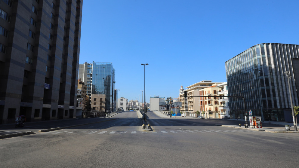 طريق رئيسي فارغ وسط بيروت بعد أن دخلت البلاد في إغلاق. 10 يناير 2021. (أ ف ب)