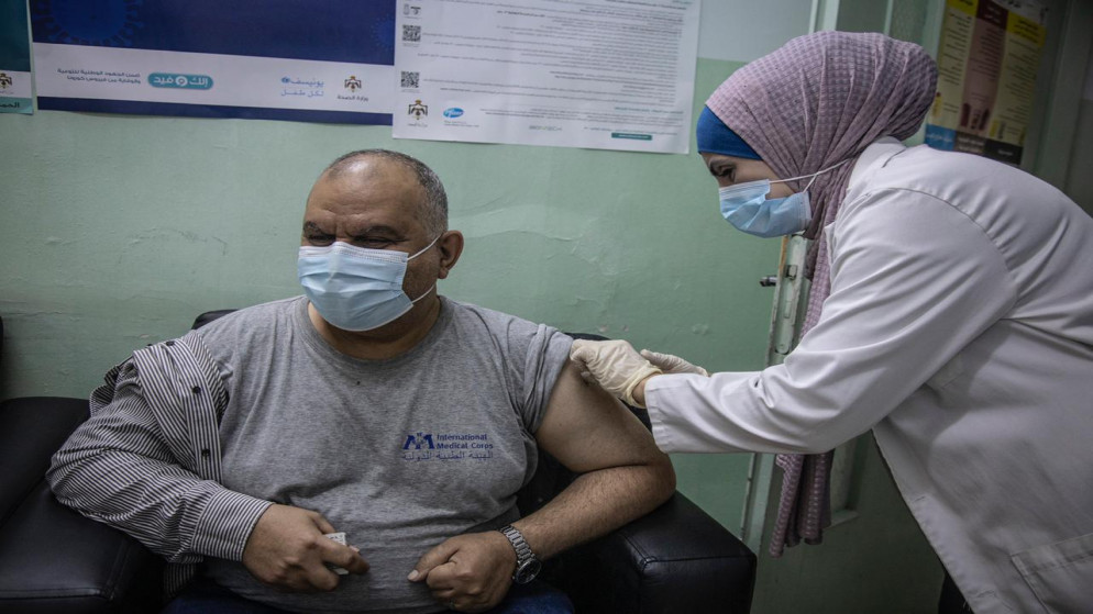 لاجئ سوري يتلقى اللقاح المضاد لفيروس كورونا. 14 كانون الثاني/يناير 2021. (المفوضية السامية للأمم المتحدة لشؤون اللاجئين)