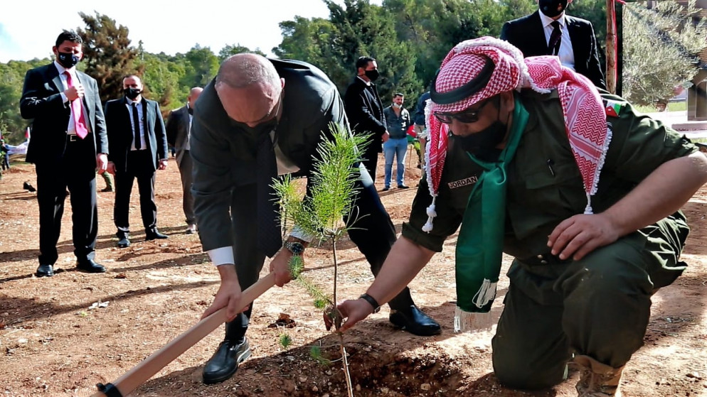 رئيس الوزراء بشر الخصاونة يشارك في الاحتفال الرئيسي بيوم الشجرة. (بترا)
