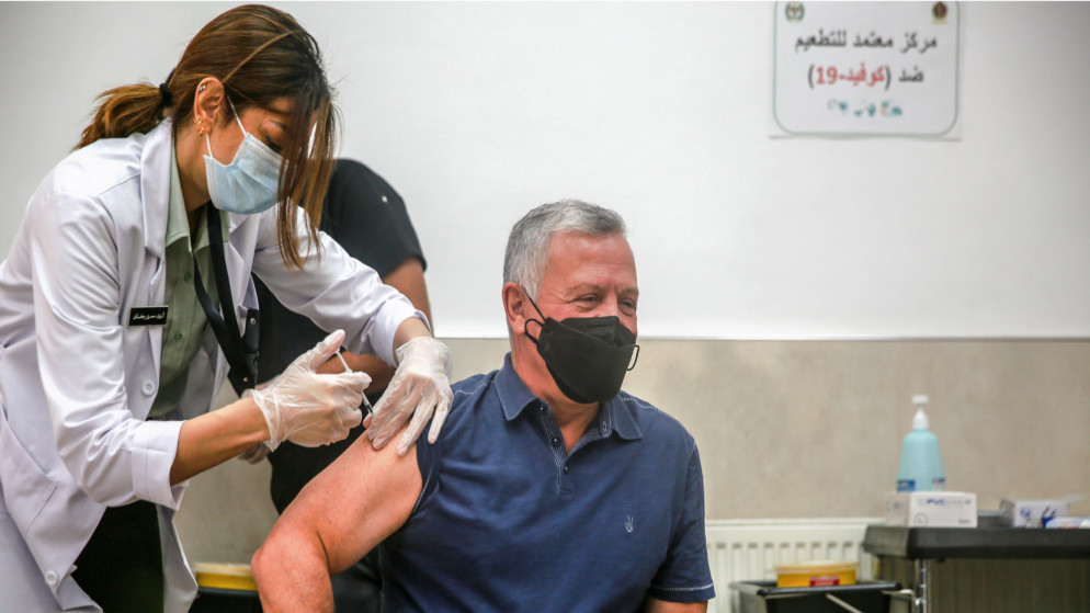جلالة الملك عبدالله الثاني يتلقى اللقاح المخصص ضد فيروس كورونا. (الديوان الملكي الهاشمي)