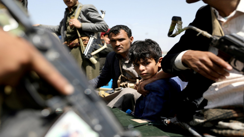 صبي يركب مع أتباع الحوثيين على ظهر شاحنة دورية خلال تشييع جنازة مقاتلين حوثيين قتلوا خلال معارك ضد القوات الحكومية في صنعاء، 22 أيلول/سبتمبر 2020 (رويترز)
