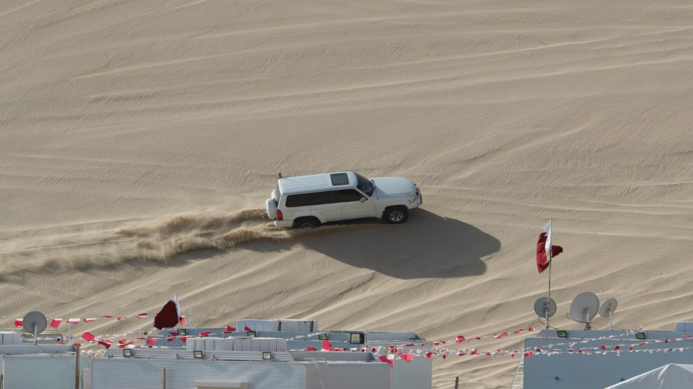 سيارة رباعية الدفع تسير على الكثبان الرملية في صحراء سيلين (جنوب الدوحة) في قطر، في 8 كانون الثاني/يناير 2021. (أ ف ب)