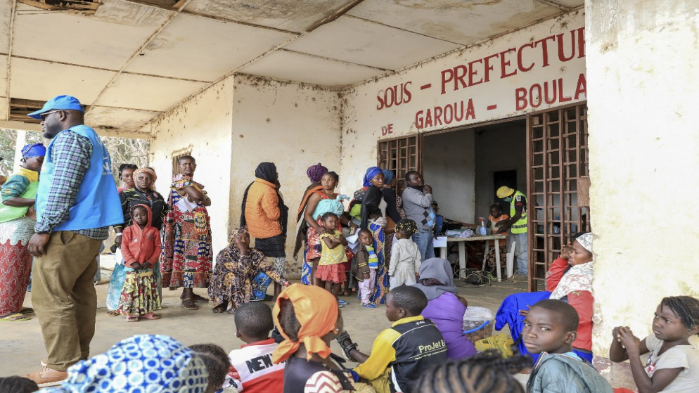 لاجئون من جمهورية أفريقيا الوسطى ينتظرون في طابور أمام المكاتب الإدارية في غاروا بولاي، الكاميرون، 8 كانون الثاني/يناير 2021. (أ ف ب)