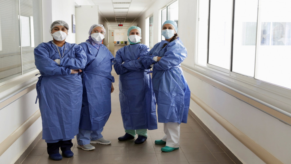 طاقم تمريضي في مستشفى الأمير مولاي عبد الله مع استمرار انتشار فيروس كورونا في مدينة سلا المغربية . 23 أبريل / نيسان 2020.  (رويترز)