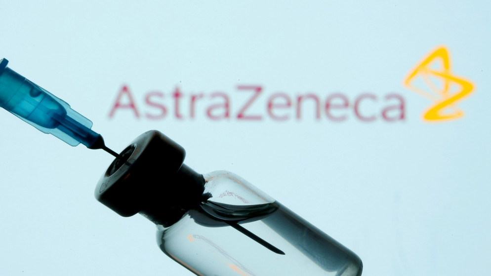 حقنة أمام شعار AstraZeneca المعروض في هذا الرسم التوضيحي الذي تم التقاطه في 11 يناير 2021.(رويترز)