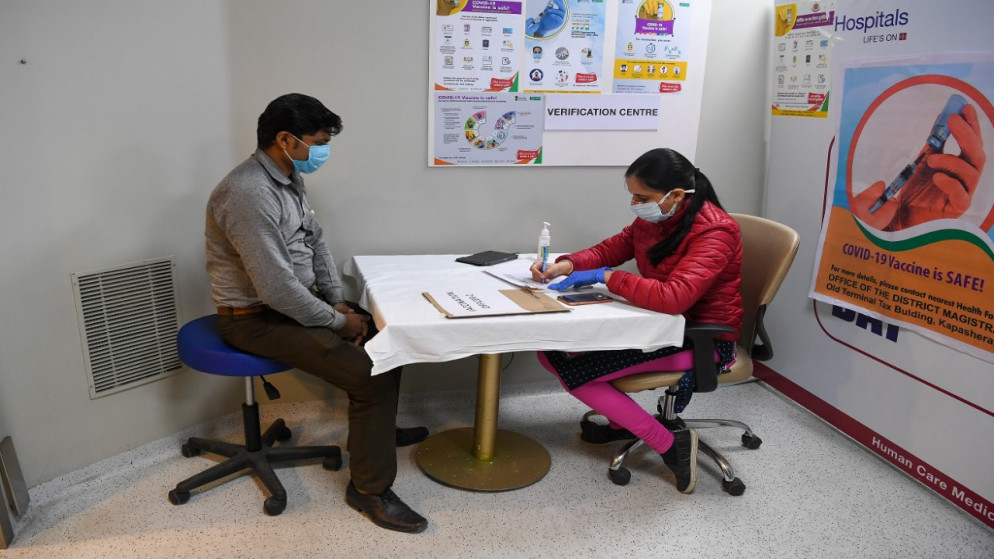 بدأت إحدى أكبر حملات التلقيح في العالم لمكافحة كوفيد-19 السبت في الهند وتشمل تطعيم 300 مليون شخص بحلول تموز/يوليو. (أ ف ب)