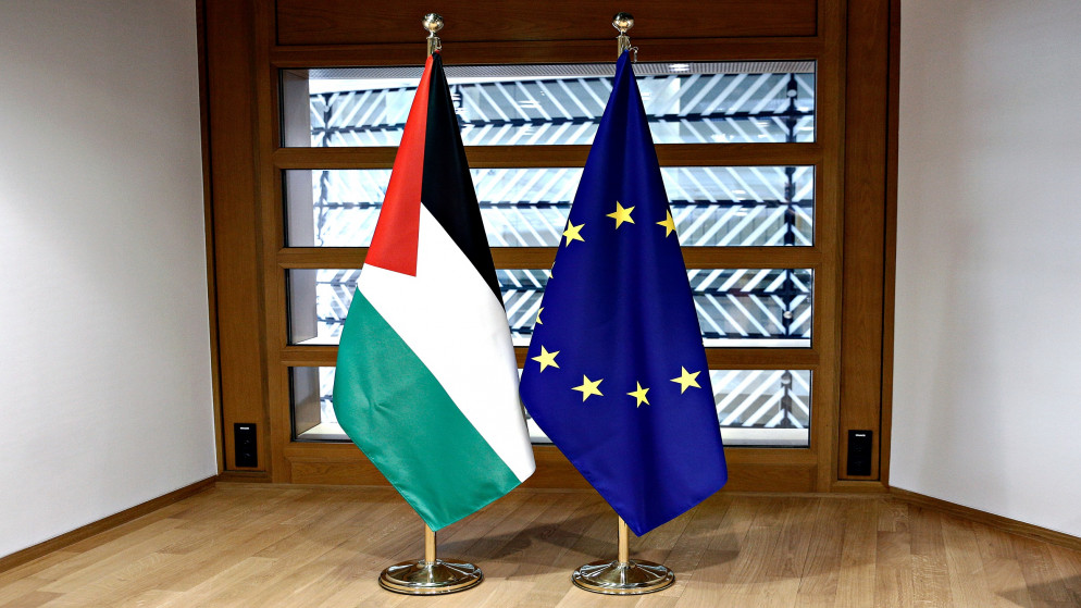 علما الاتحاد الأوروبي وفلسطين. (shutterstock)