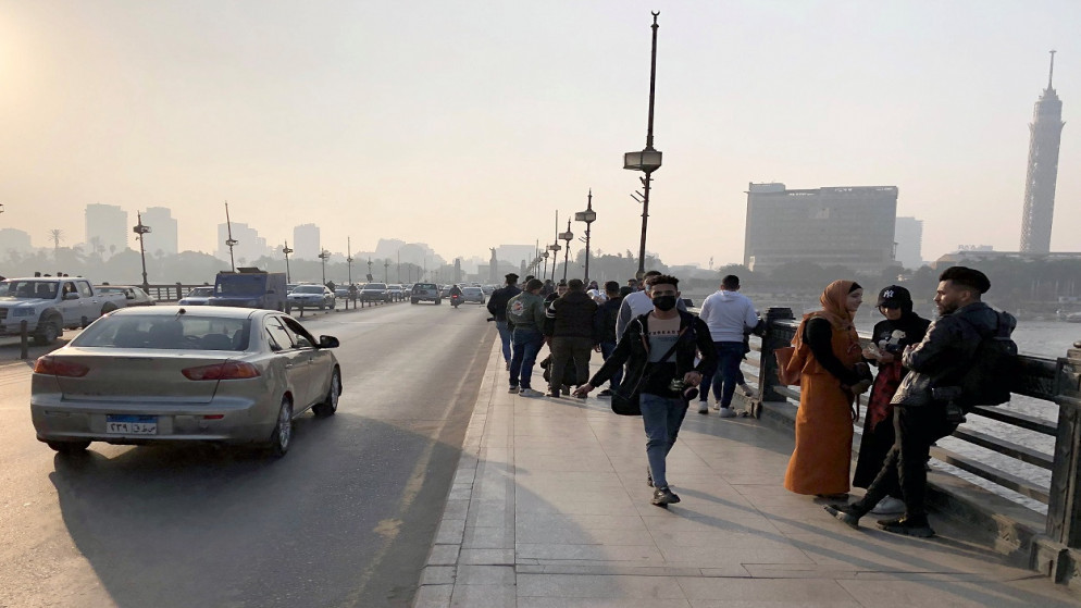أشخاص وسط تفشي فيروس كورونا (كوفيد -19)، القاهرة، مصر، 5 كانون الثاني/ يناير 2021. (رويترز)