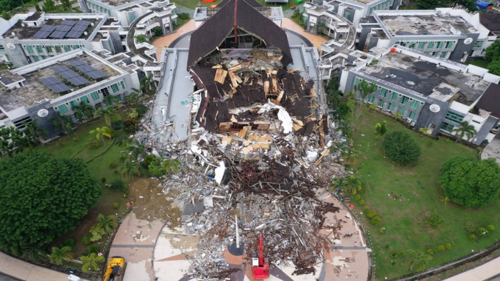 صورة جوية تظهر مبنى مكتب الحاكم الذي تضرر بعد زلزال بقوة 6.2 درجة في ماموجو، 17 كانون الثاني/ يناير 2021. (أ ف ب)